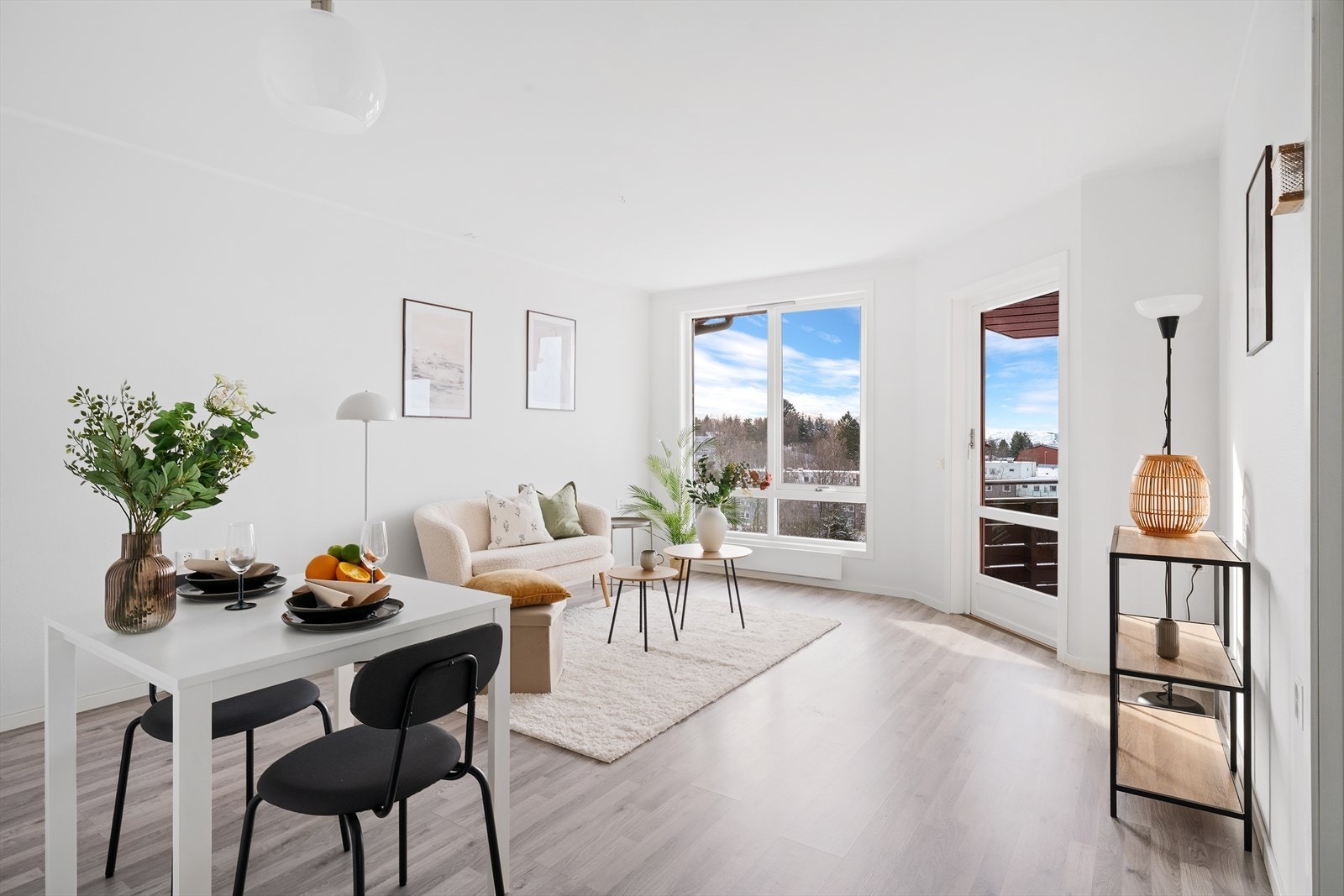 - Boligen har et BRA-i på 51m² og inneholder entré/gang, bad, soverom, stue og kjøkken- Galleribilde