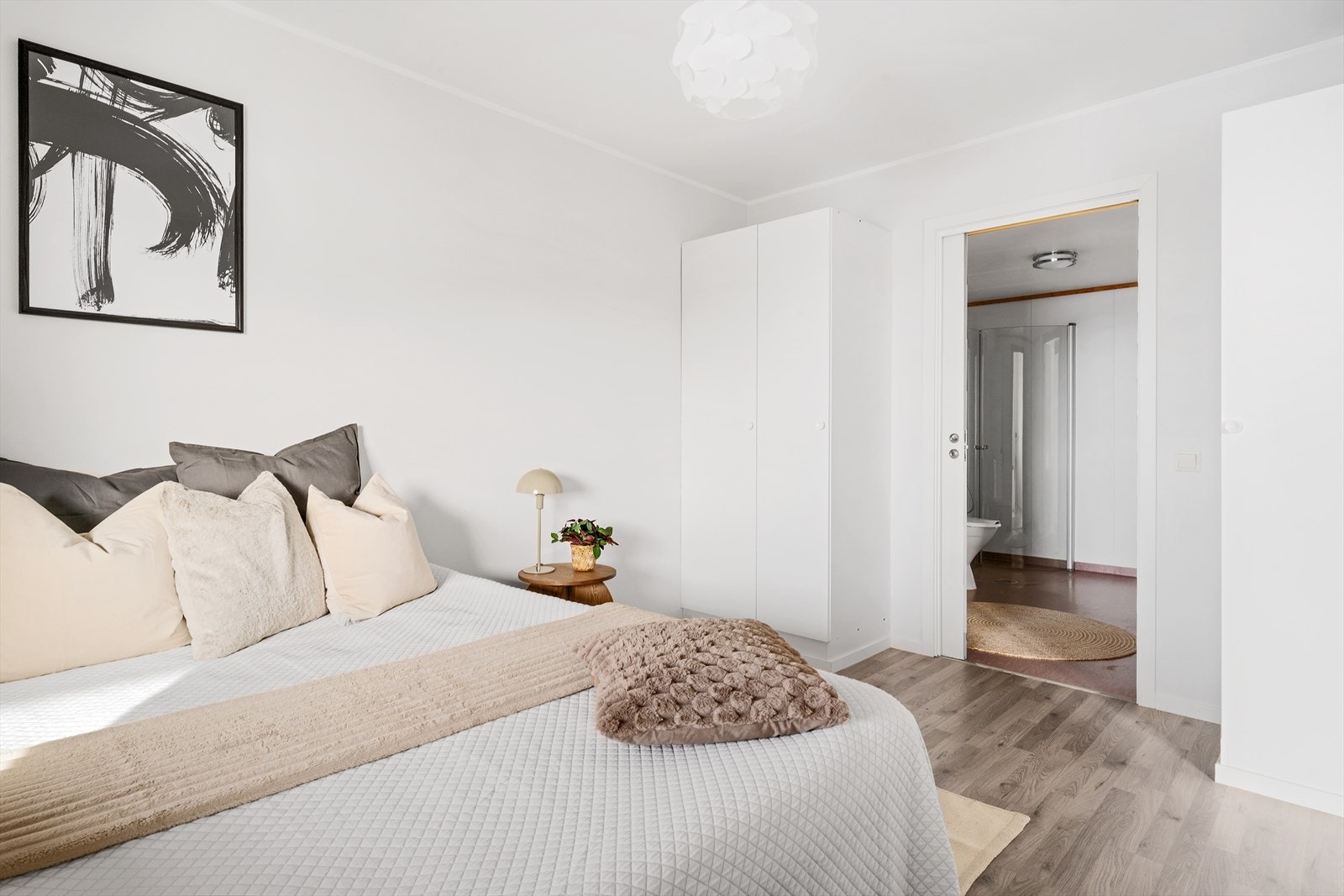 - Direkte adkomst til bad fra soverommet - Galleribilde