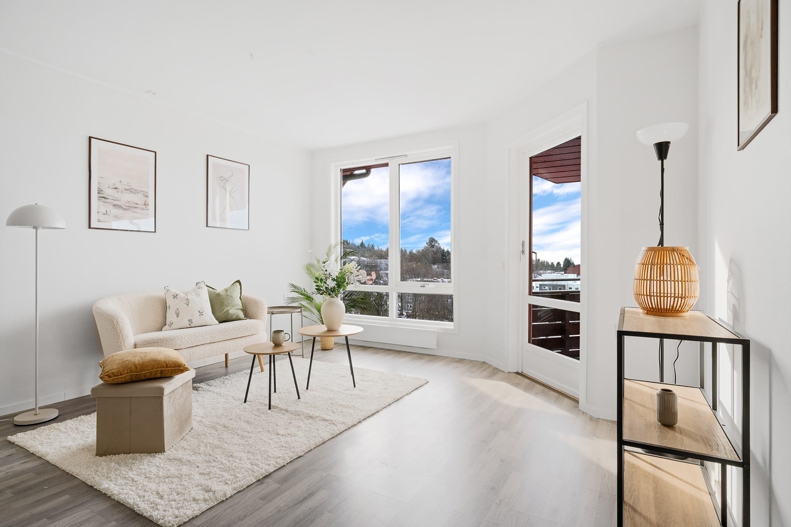 - Stuen måler 18,6 m² og kan enkelt møbleres inn i ulike soner med både sofa og spisegruppe etter ønske - Galleribilde