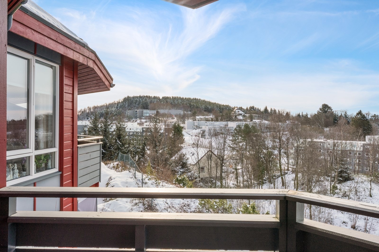 - Med 4 min gange til busstopp, 5 min gange til dagligvare og 5 min kjøring til Vestkanten ligger alt til rette for en lettvint hverdag - Galleribilde