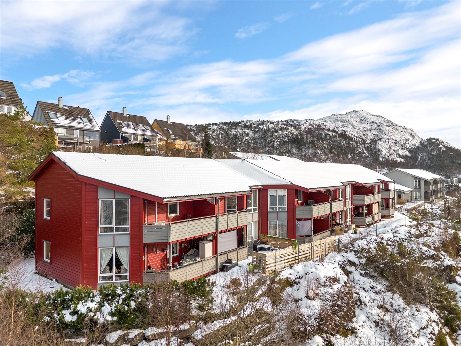 - Leiligheten ligger i et velholdt borettslag med fin beliggenhet i terrenget - Galleribilde