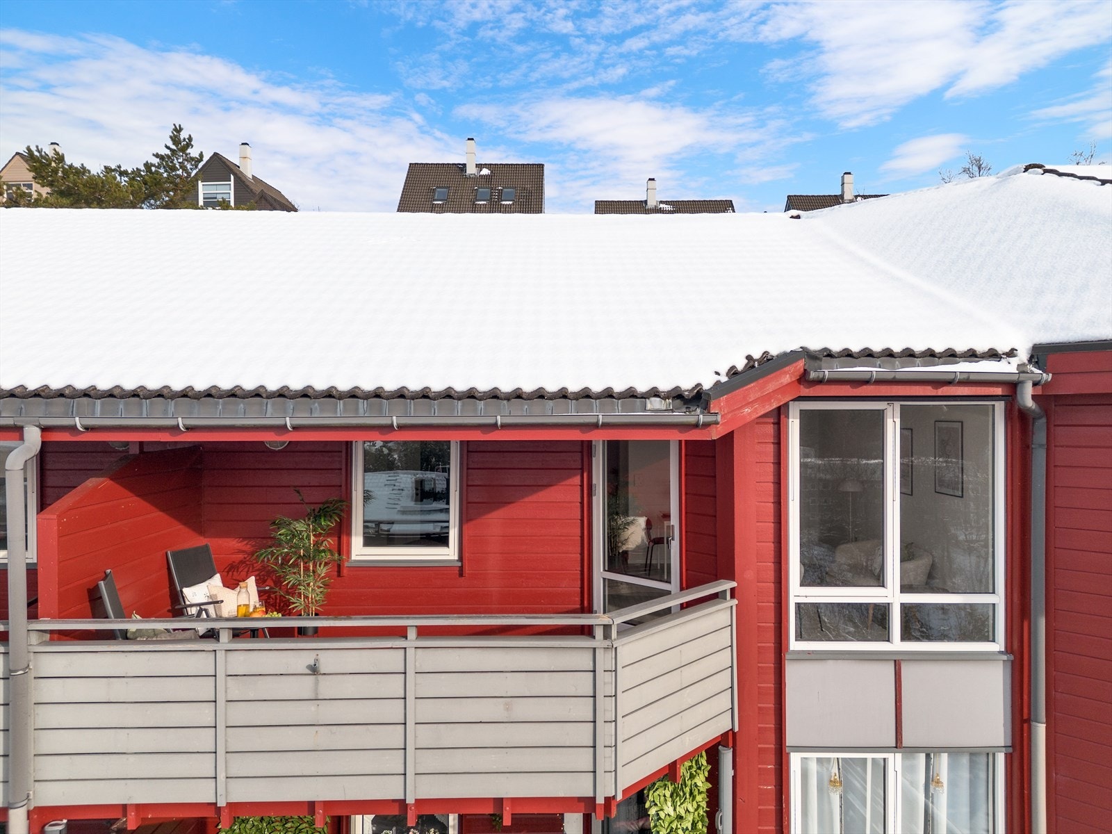 - Privat balkong med plass til en hyggelig sittegruppe. Balkongen er overbygget, noe som gjør bruksmulighetene enda større - Galleribilde