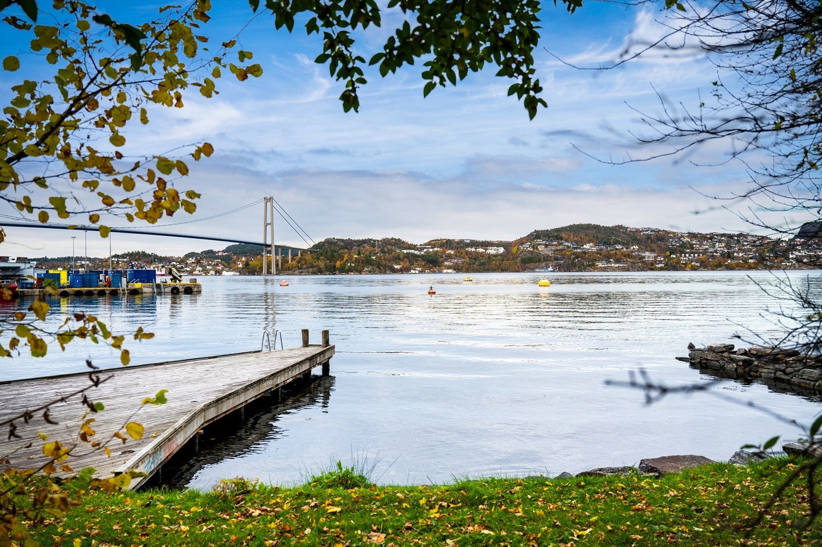 - Ta turen ned til sjøen for en dukkert på badeplass i Skålevik - Galleribilde