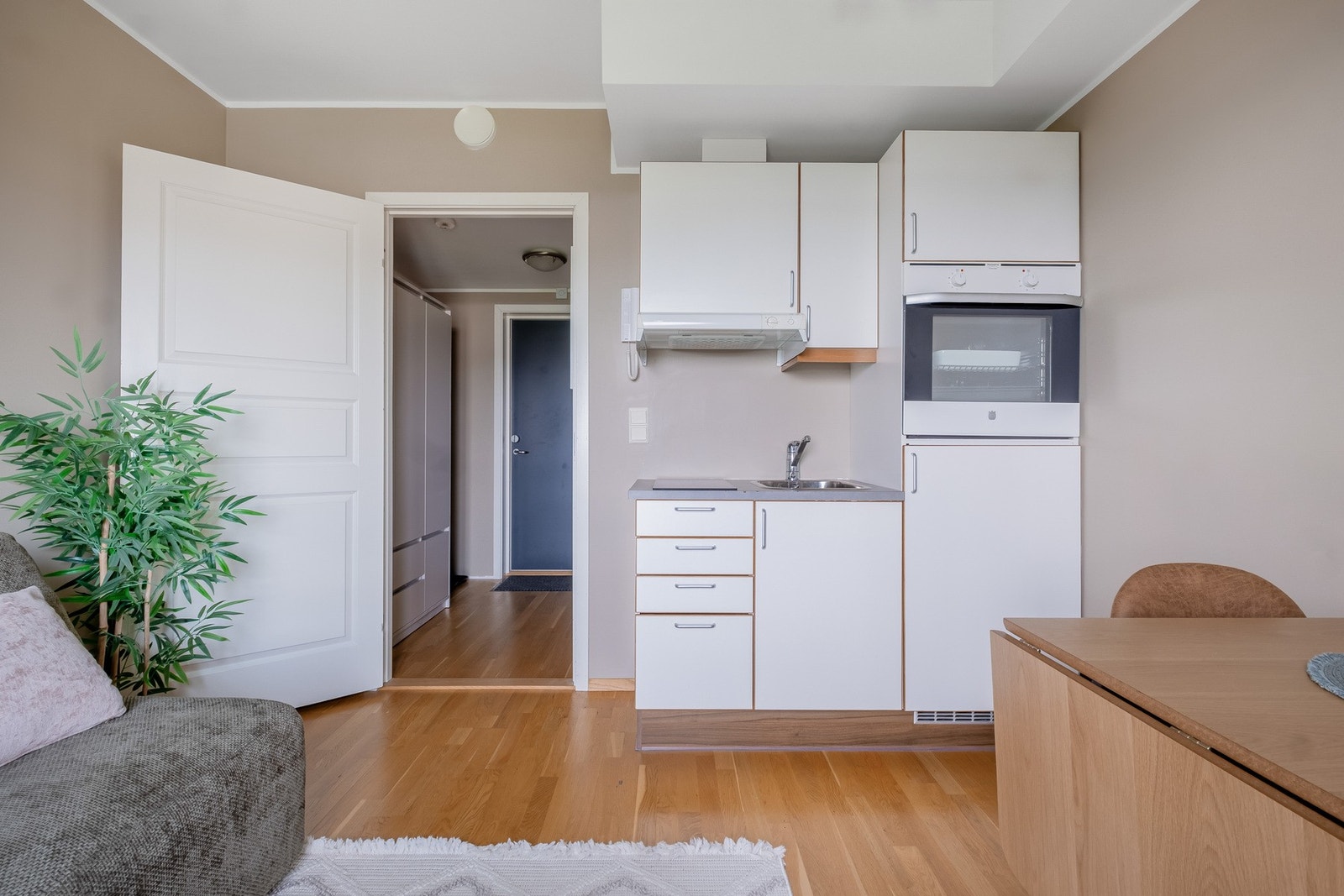 Alle møbler i hybel følger med salget Galleribilde