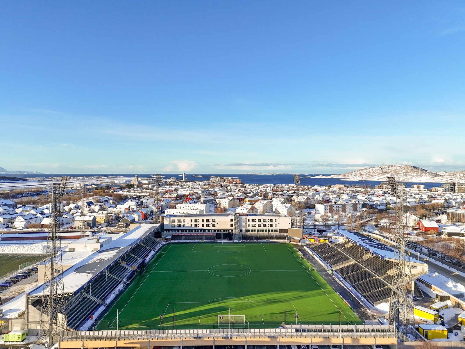 Her får du en lekker 2-romsleilighet med tilliggende hybel med utsikt rett ut mot Aspmyra Stadion! Galleribilde