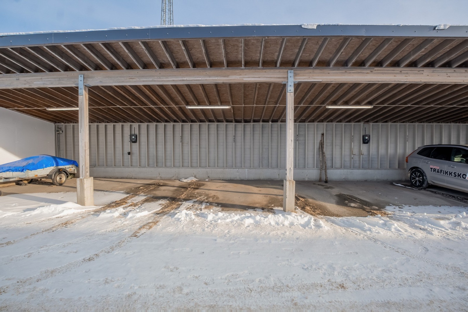 Det følger med to parkeringsplasser i carport Galleribilde