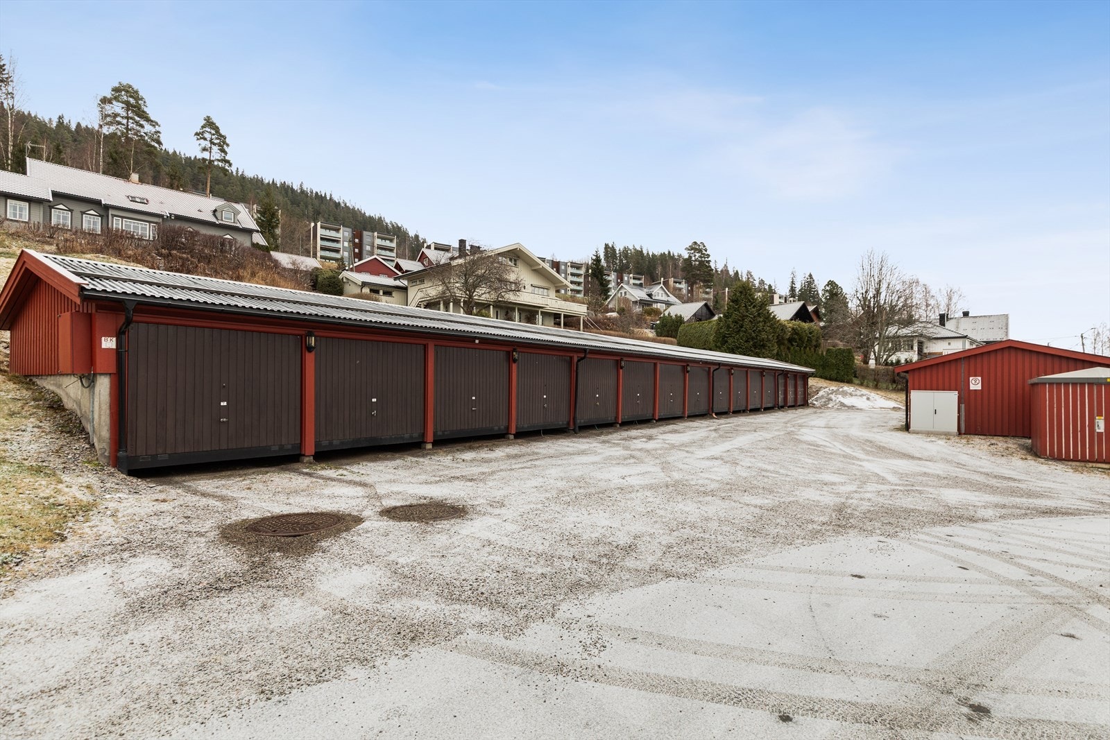 Parkering i garasjerekke. Galleribilde