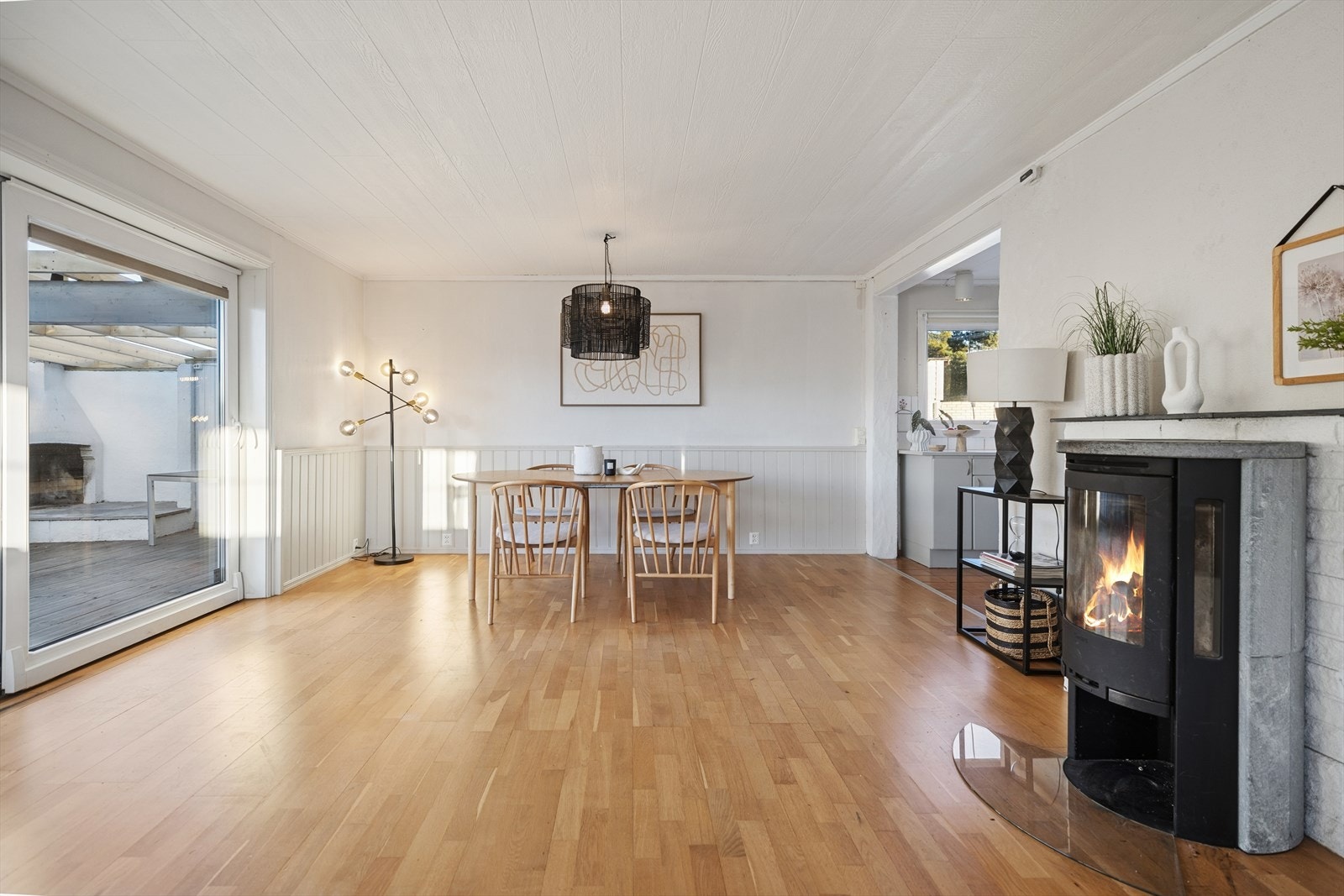 Rommet har utforming i L-form som gir åpen løsning samtidig som en opplever stue og kjøkken som egne soner. Galleribilde