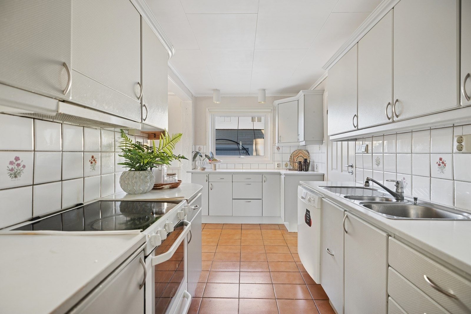 Det er plass for frittstående hvitevarer som komfyr, oppvaskmaskin og kjøleskap. Galleribilde