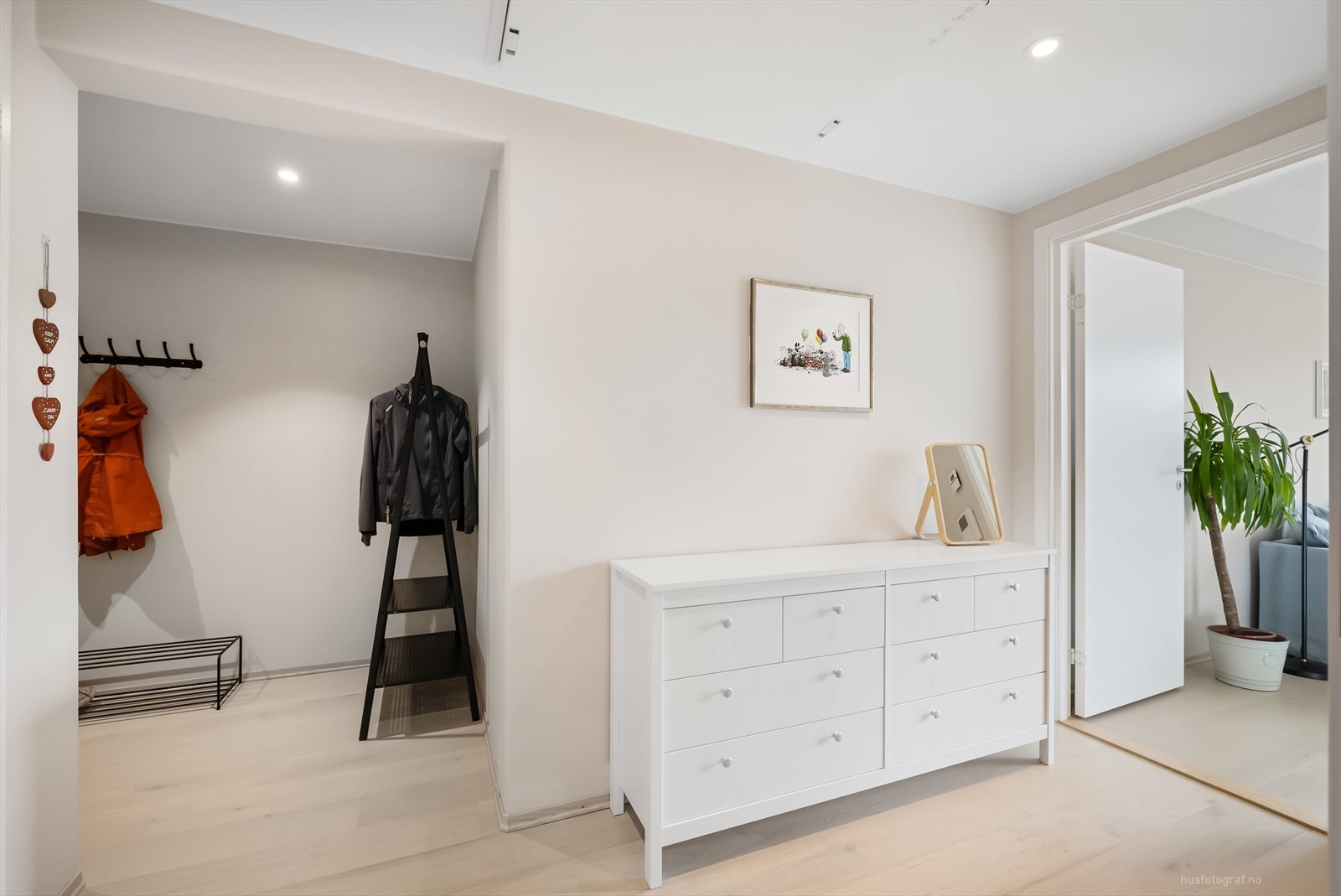 Gangen er malt i samme duse beigefarge som stue og kjøkken Galleribilde