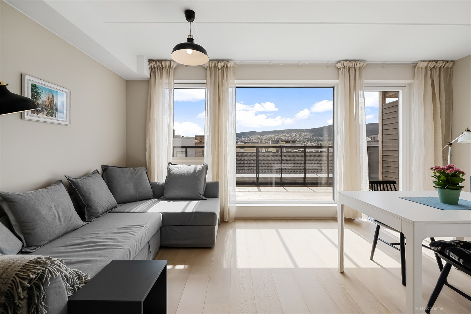 Overflater er malt i moderne farger og det er en lekker parkett på gulv Galleribilde