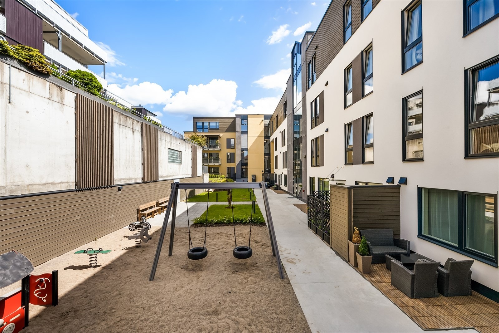 Trivelig bakgård med anlagt lekeplass Galleribilde