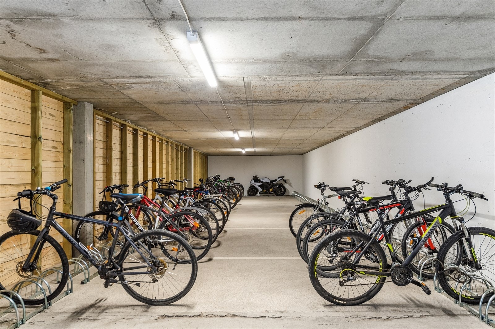 Stor felles sykkelparkering i bakgård Galleribilde