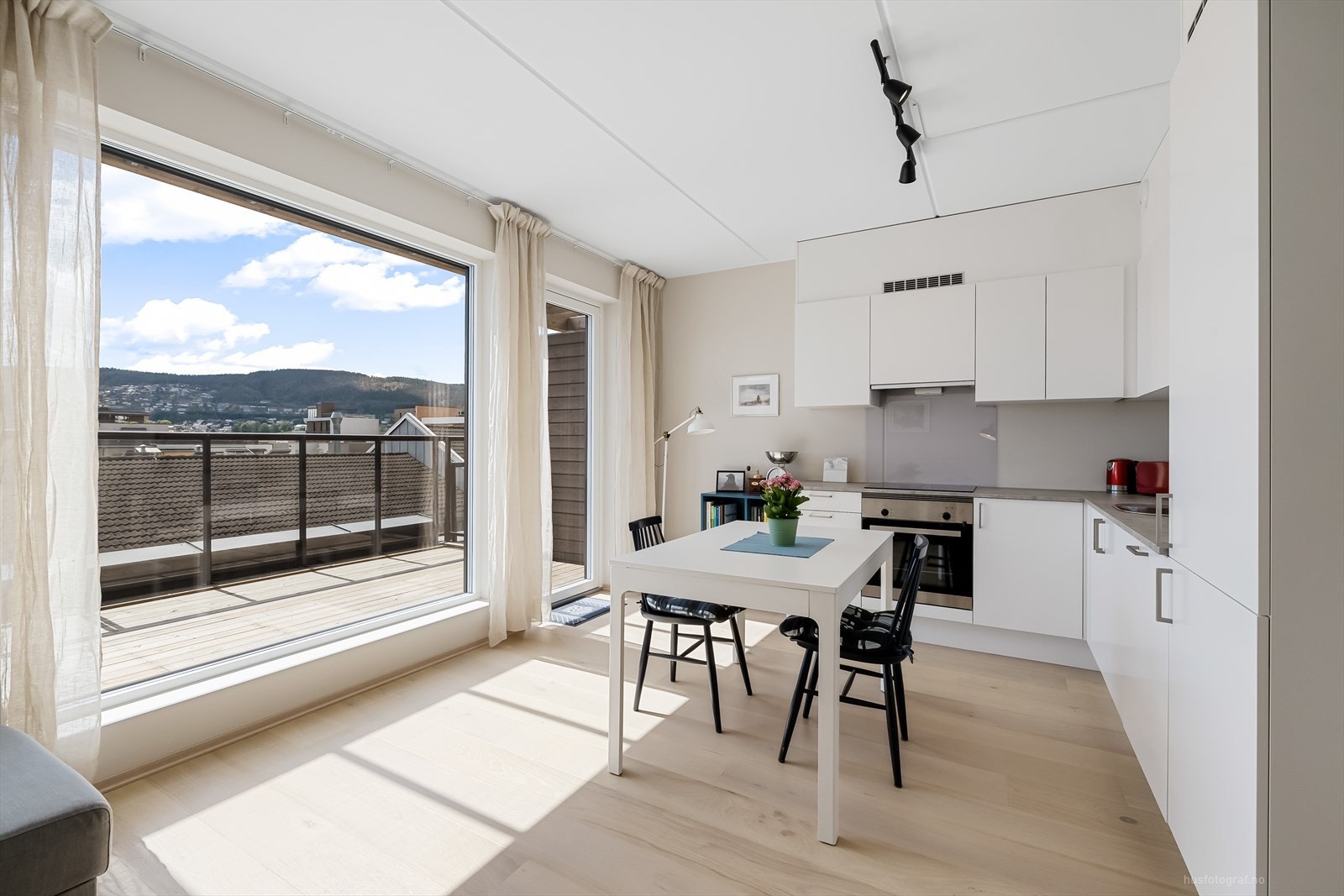 Fra kjøkken er det utgang til en stor terrasse på 15 kvm Galleribilde