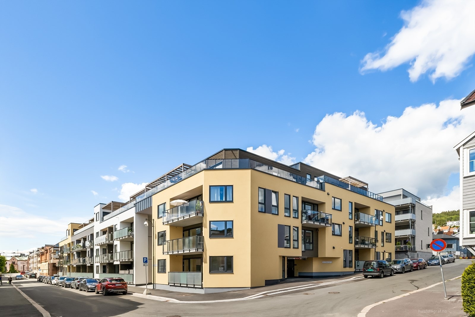 Drammenselva går gjennom Bragernes og Drammen sentrum, og det er bare et par hundre meter å gå fra St. Halvardkvartalet og ned til elvebredden Galleribilde