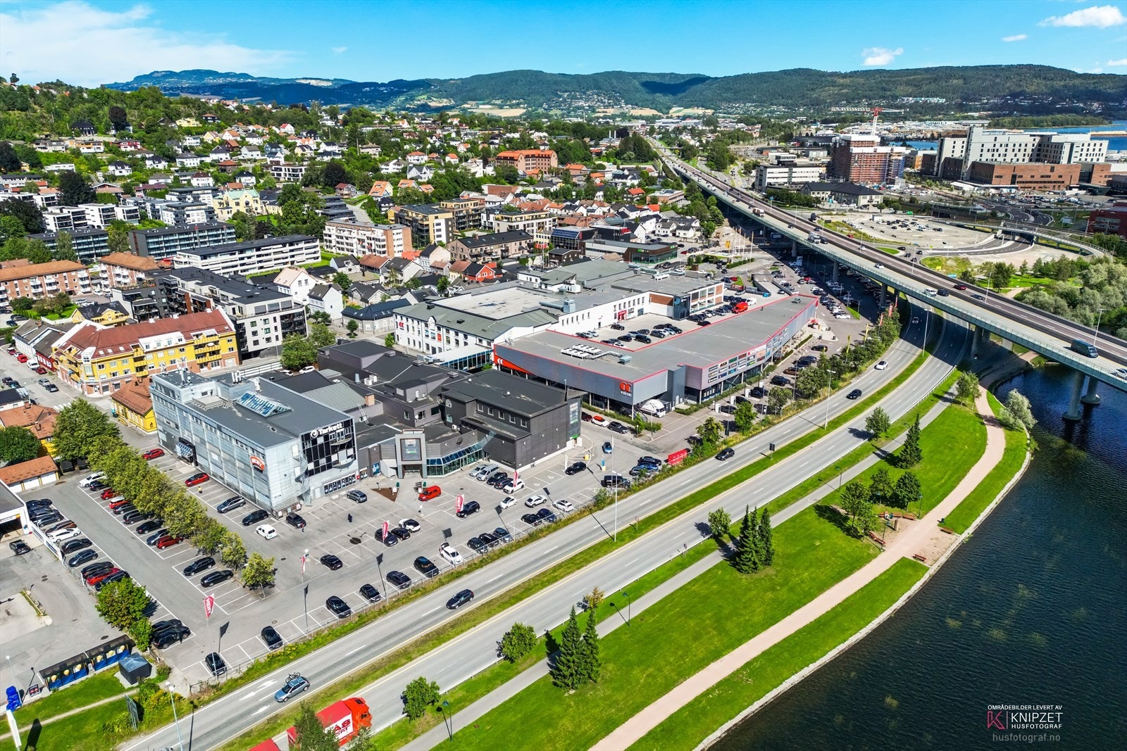 Ca. 7 min gange til CC kjøpesenter med et godt utvalg av butikker og fasiliteter Galleribilde