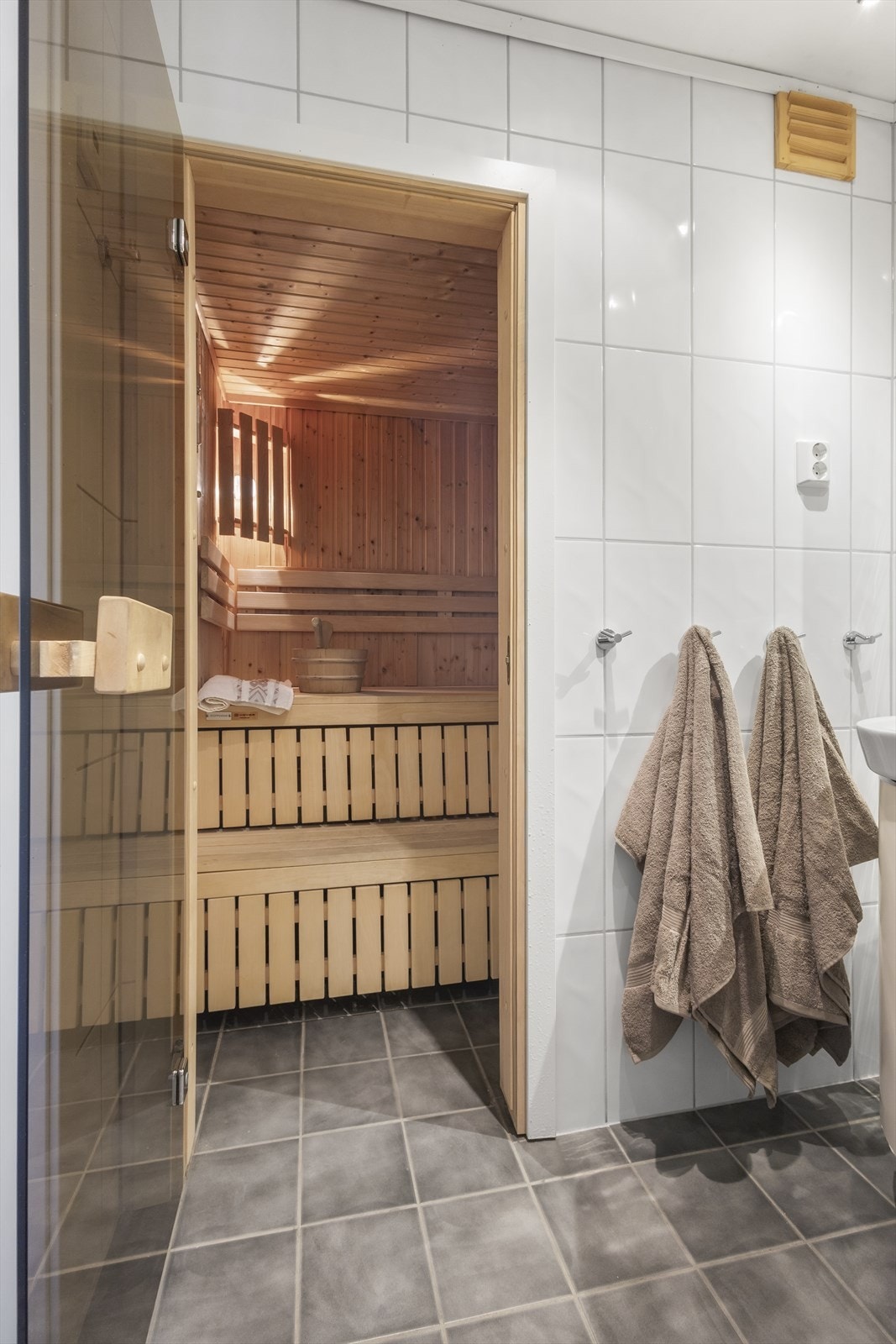 Fra badet er det tilgang til en deilig badstue med plassbygd innredning og badstueovn. Galleribilde