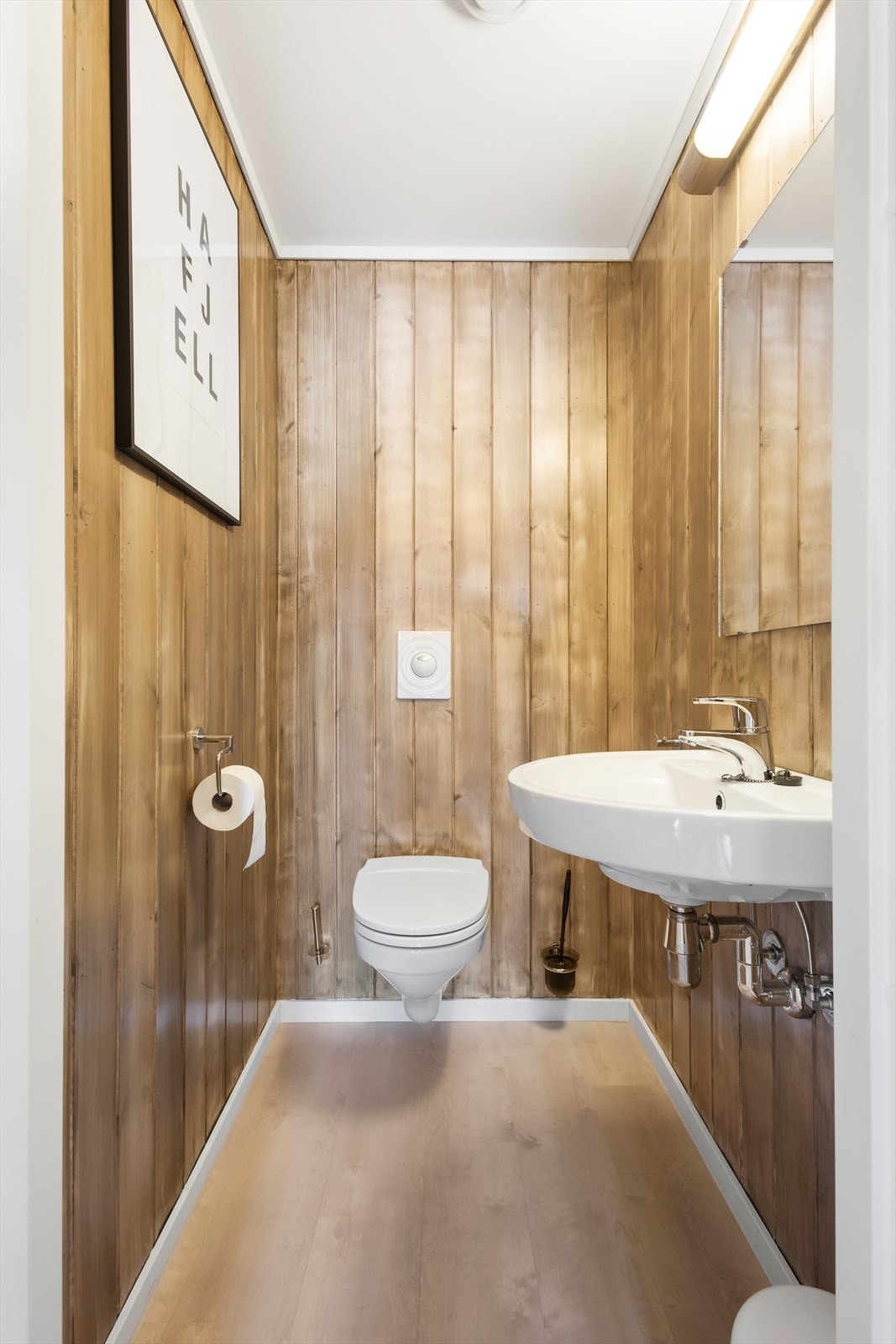 Fra badet er det tilgang til en deilig badstue med plassbygd innredning og badstueovn. Galleribilde