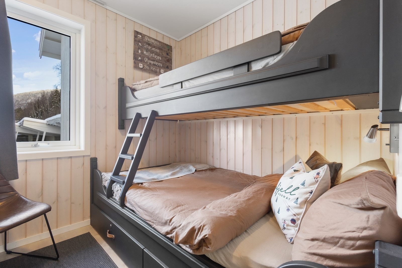 Soverom 2 er innredet med familiekøye, her utnytter man plassen godt og gir flere sengeplasser. Galleribilde