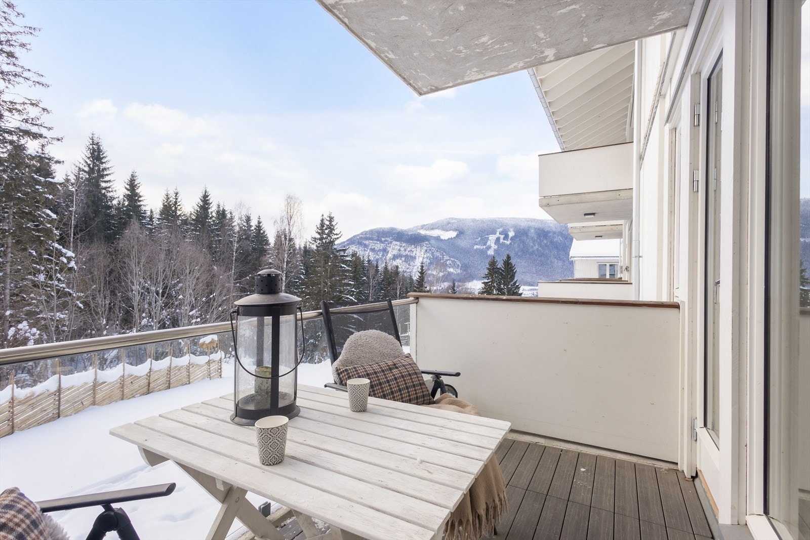 Balkong vendt mot rolige omgivelser. Her ser man den "obligatoriske Fakkelmannen. Sommerstid er solen her til ca 20.00 Galleribilde