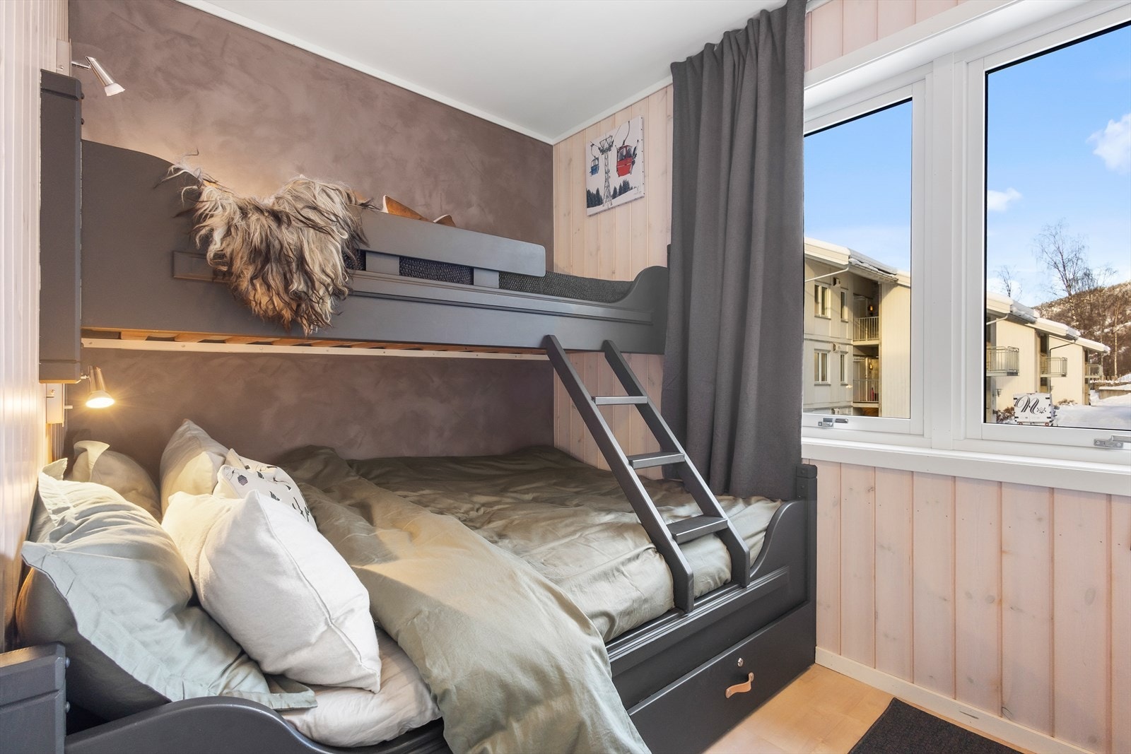 Soverom 3 har også praktisk familiekøye. Leiligheten selges møblert. Galleribilde