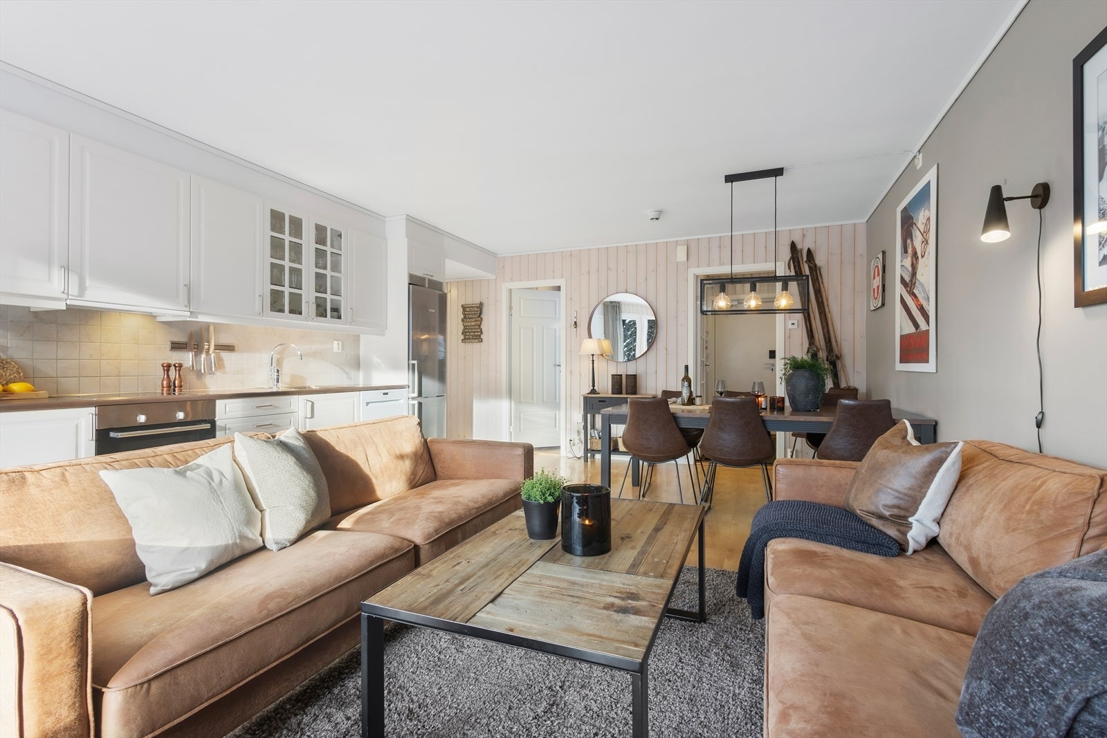 Oppholdsrommets gode utforming gir fleksible muligheter for naturlig soneinndeling. Galleribilde