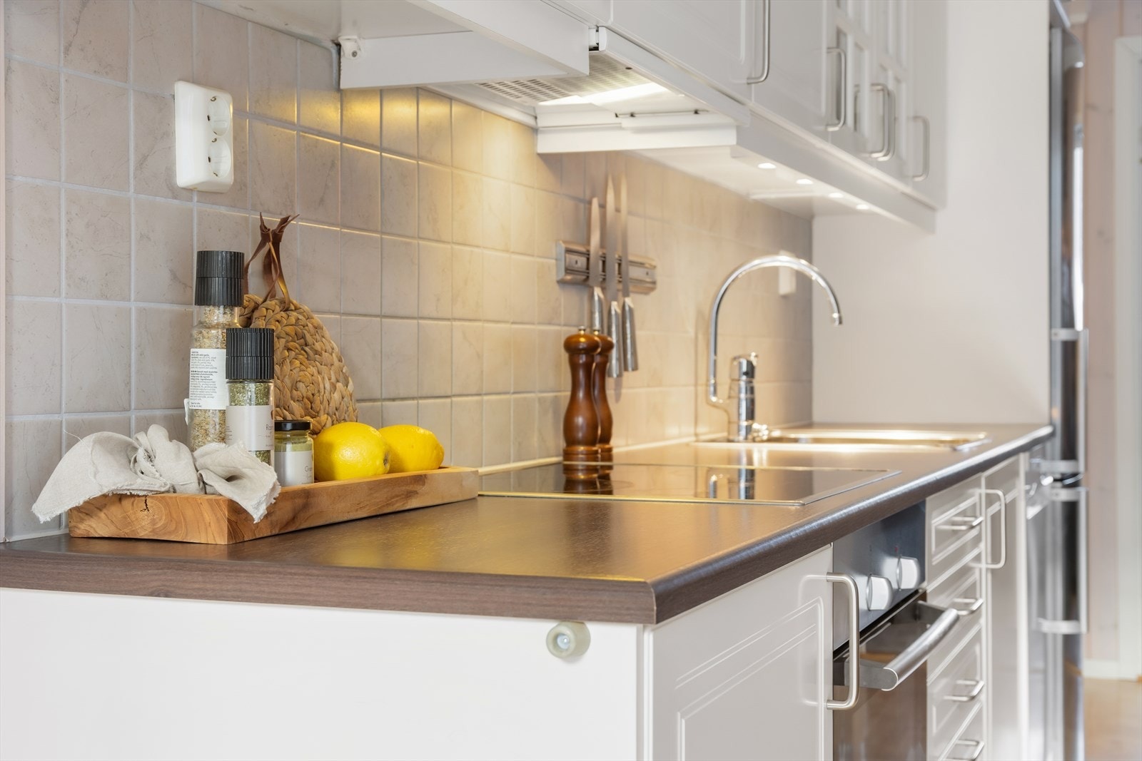 Hvitevarer som komfyr og koketopp er integrert i innredningen. Det er også plass til frittstående oppvaskmaskin og kombiskap (kjøl/frys). Galleribilde