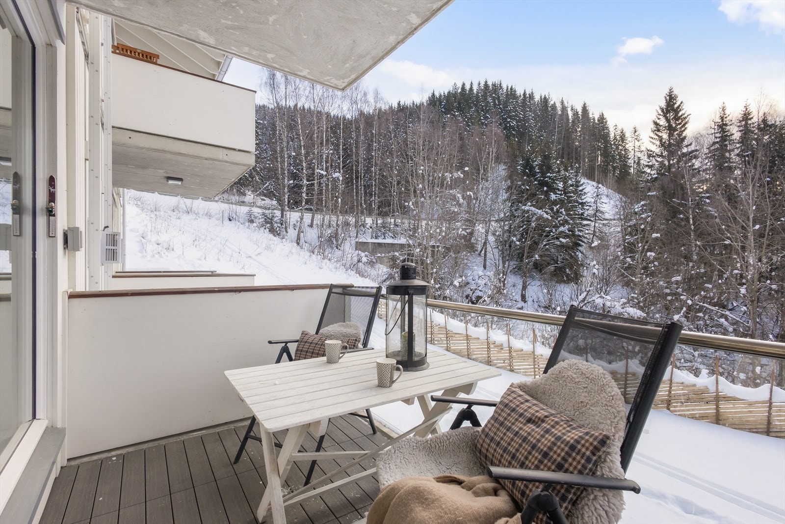 Fra den romslige stuen er det direkte utgang til en balkong på ca. 5 kvm. Galleribilde