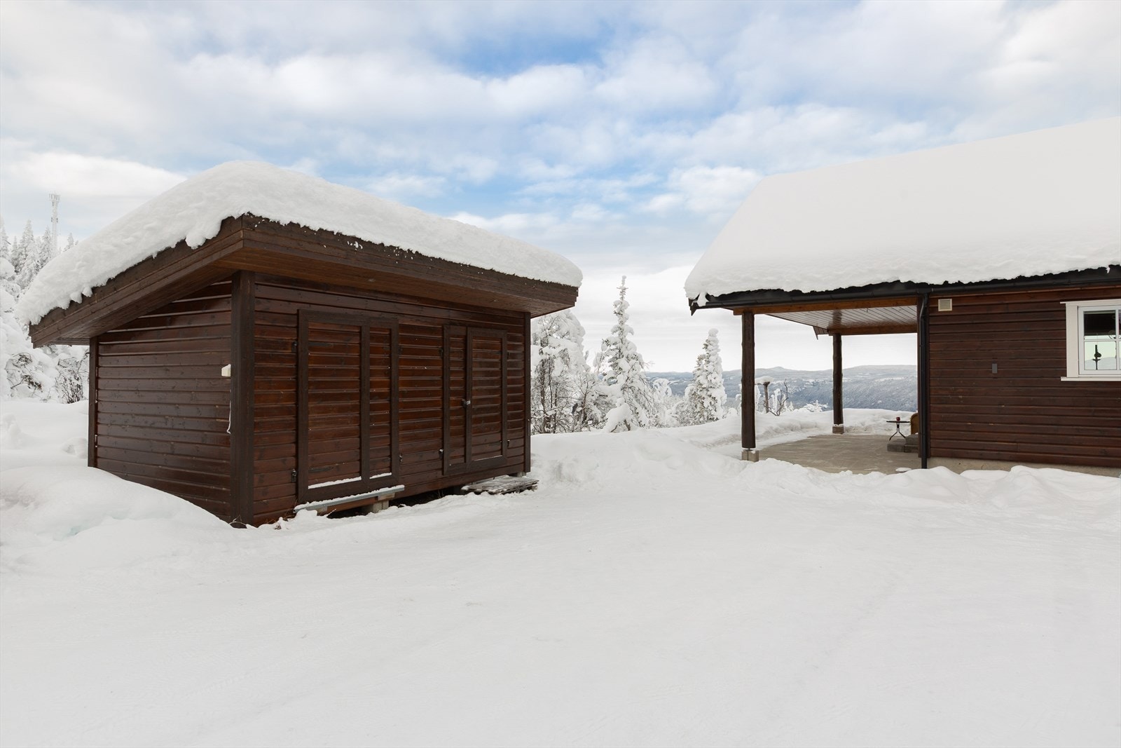 Med eiendommen følger også et praktisk uthus med to boder og god plass til ved, redskap, ski m.m. På anneksets yttervegg er det montert ladeboks. Galleribilde