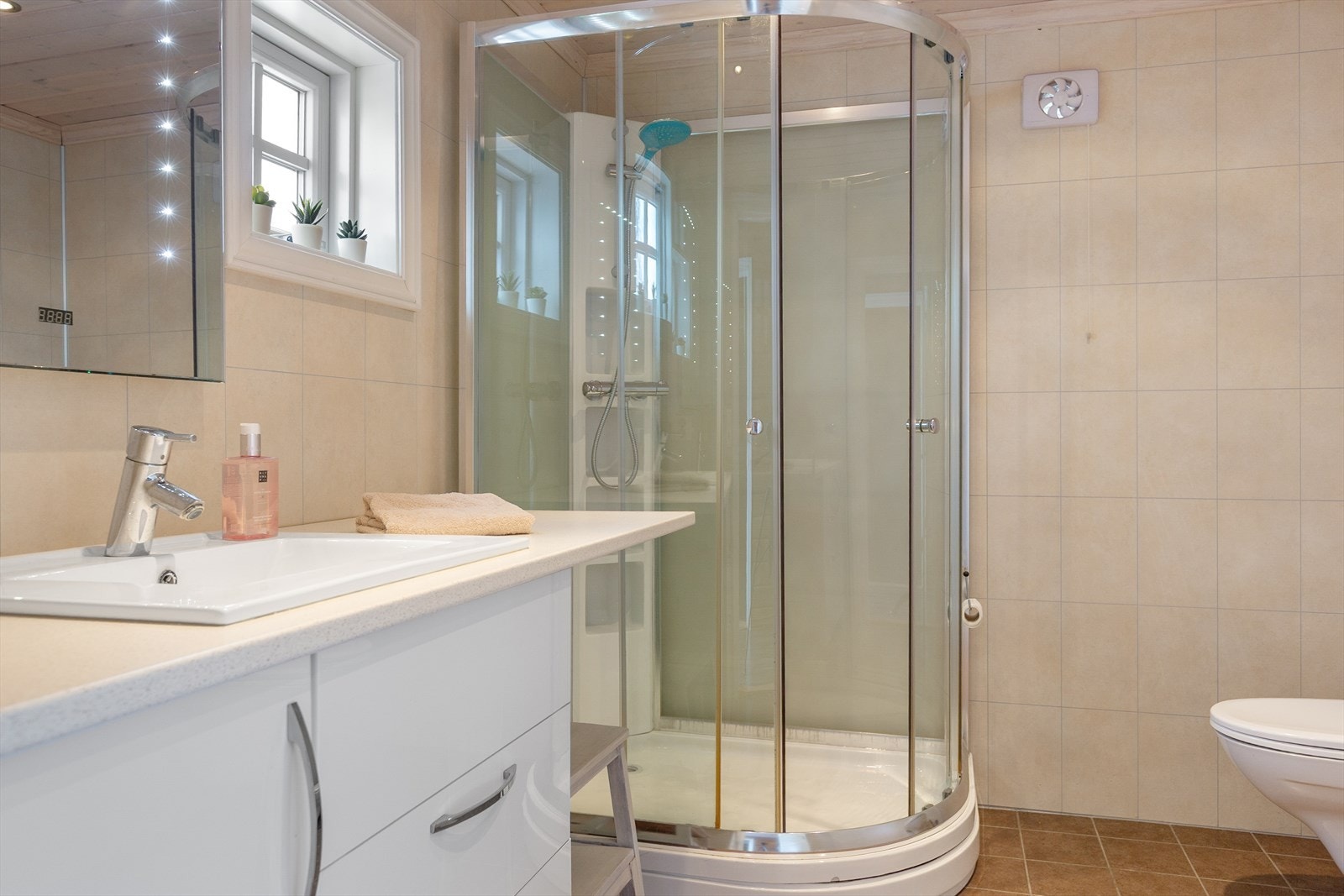 Hytta har et delikat bad med flislagt gulv med varmekabler. Galleribilde