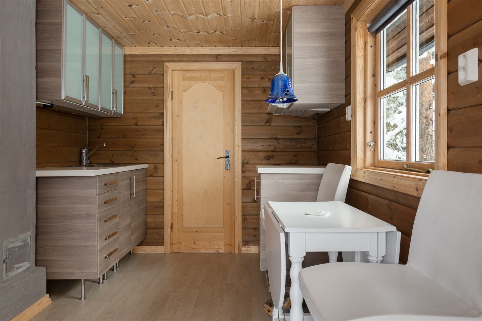 På kjøkkenet er det innredning i folierte plater med over og underskap, laminat benkeplate og oppvaskkum med kran av stål. Ventilator. (Annekset er ikke vanntilkobling, det er kun opplegg til anneks og ikke videre tilkoblet). Galleribilde