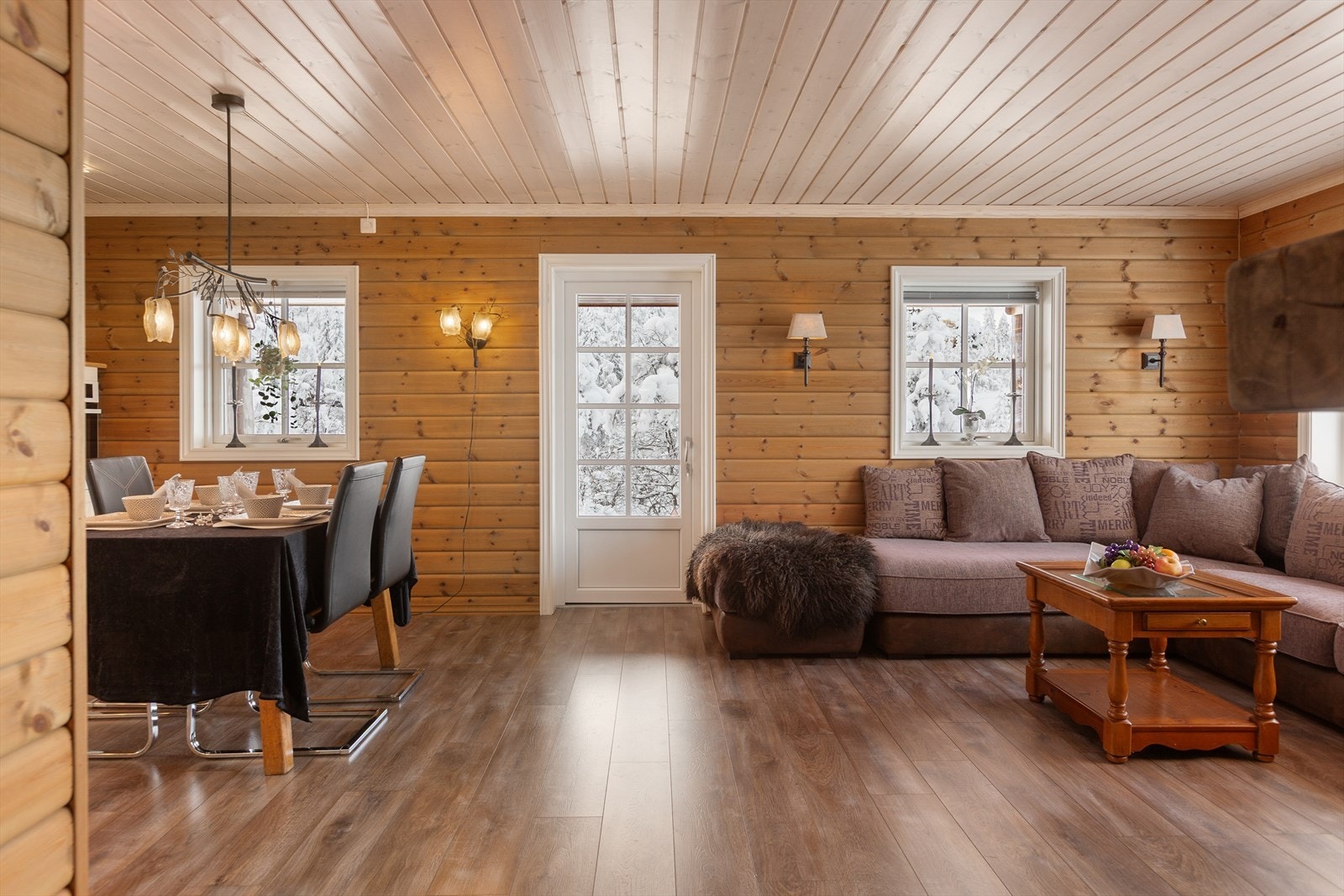 Stue og kjøkken ligger i åpen løsning, noe som skaper et lyst, sosialt og luftig oppholdsrom. Galleribilde