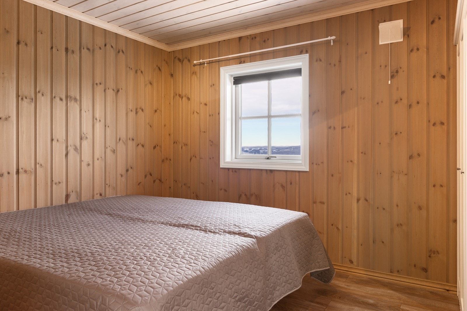 I hovedetasjen er det to soverom, hvor hovedsoverommet har god plass til dobbeltseng og garderobe. Soverom 1. Galleribilde