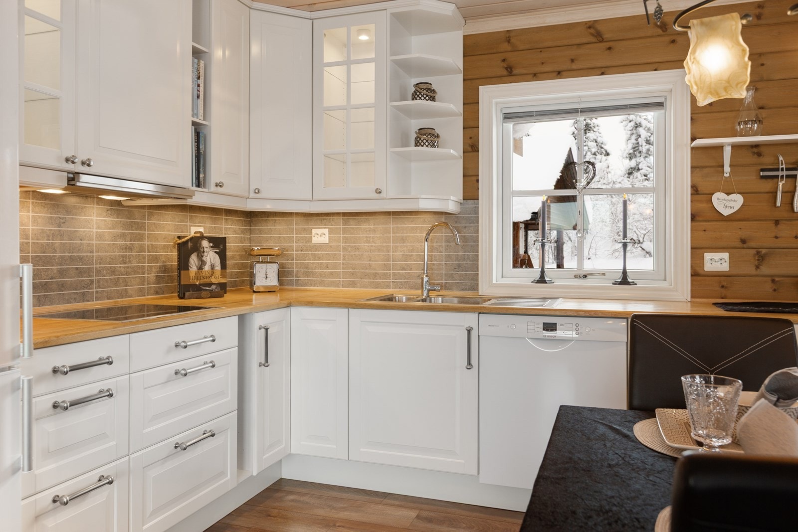 Kjøkkenet har integrerte hvitevarer som komfyr, koketopp og ventilator, samt opplegg for oppvaskmaskin. Galleribilde