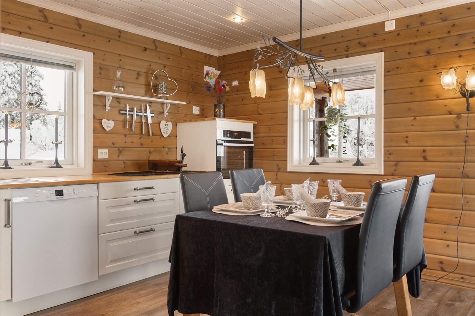 Kjøkkenet har lysmalt innredning med heltre benkeplate i eik og oppvaskkum med stålkran. Galleribilde