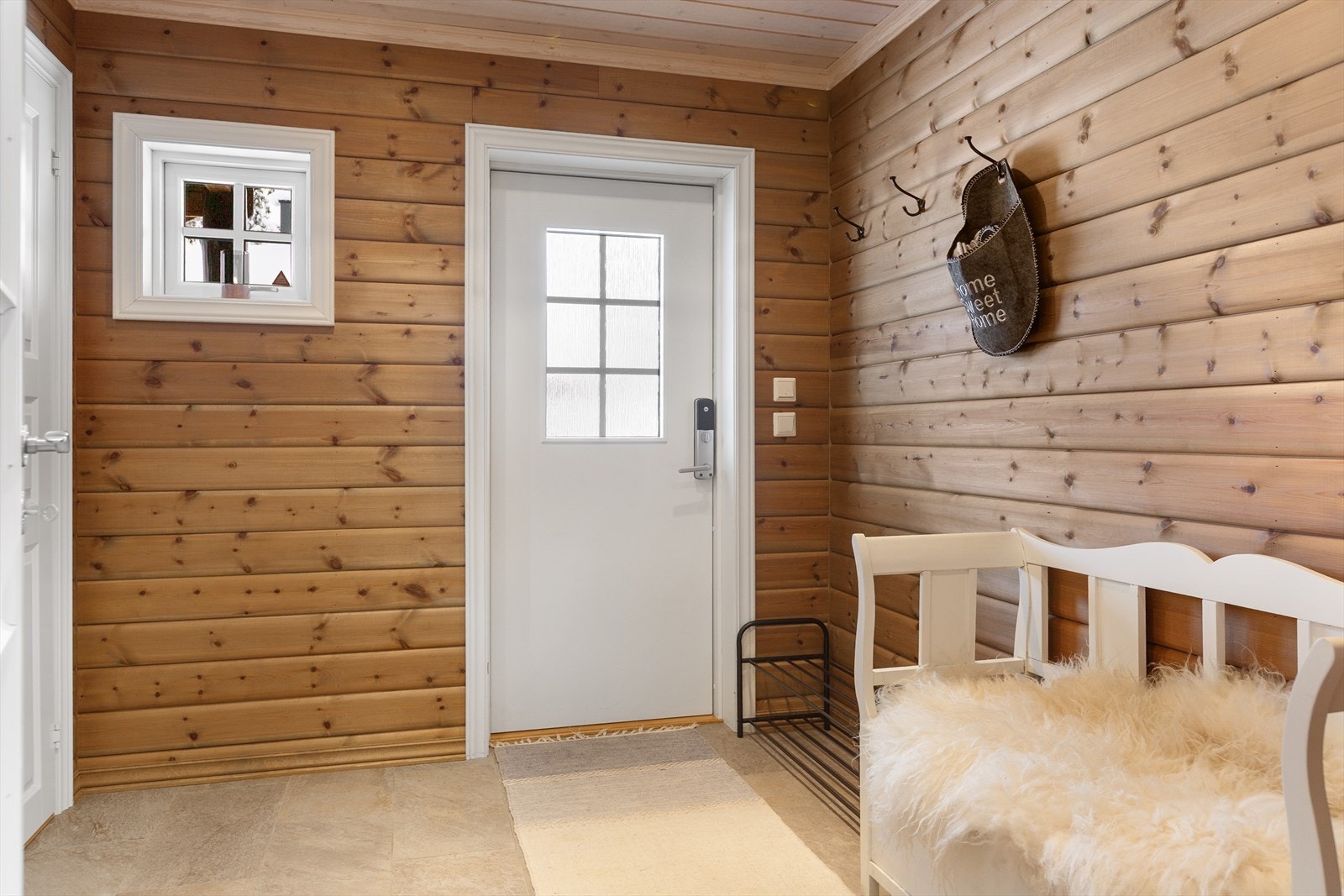 I det romslige vindfanget er det godt med garderobeplass. Varmekabler i gulv gir rask tørk av sko og yttertøy etter aktive dager ute i det fri. Galleribilde