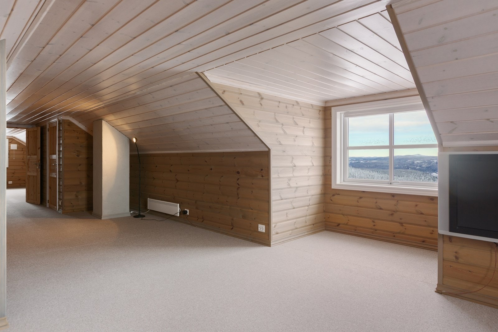 Etasjen har et gulvareal på hele 52 m², men har for lav takhøyde til å kunne godkjennes for varig opphold/som soverom. Galleribilde