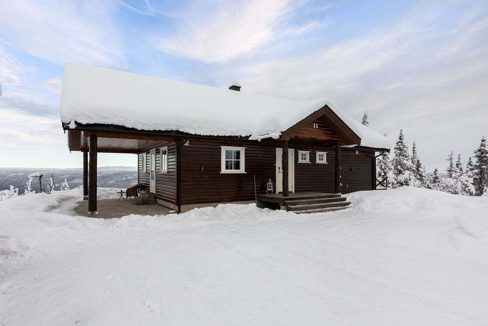 Hyttetunet, som har alle fasiliteter, ligger på en trivelig eiertomt med god plass til parkering, hyggelige uteplasser og rom for lek og aktivitet. Galleribilde