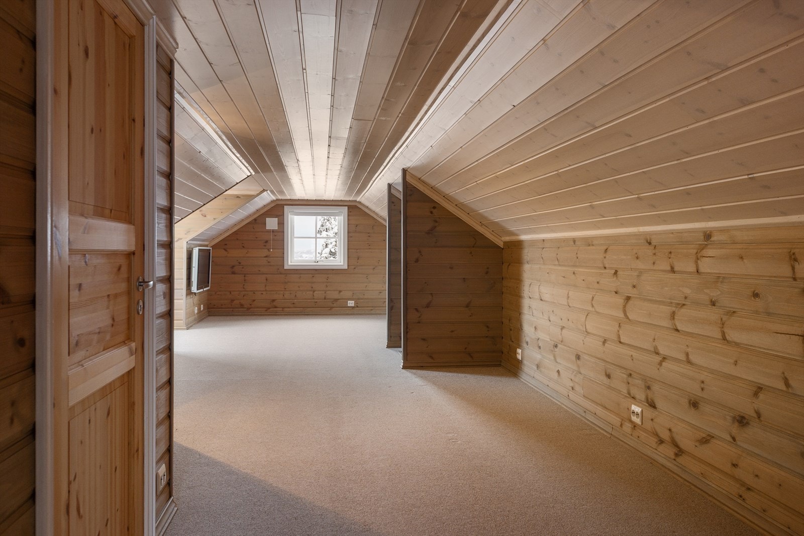 Fra vindfanget er det malt tretrapp opp til loftsetasjen, som består av en koselig loftsstue, kontor/lekerom og bod. Galleribilde