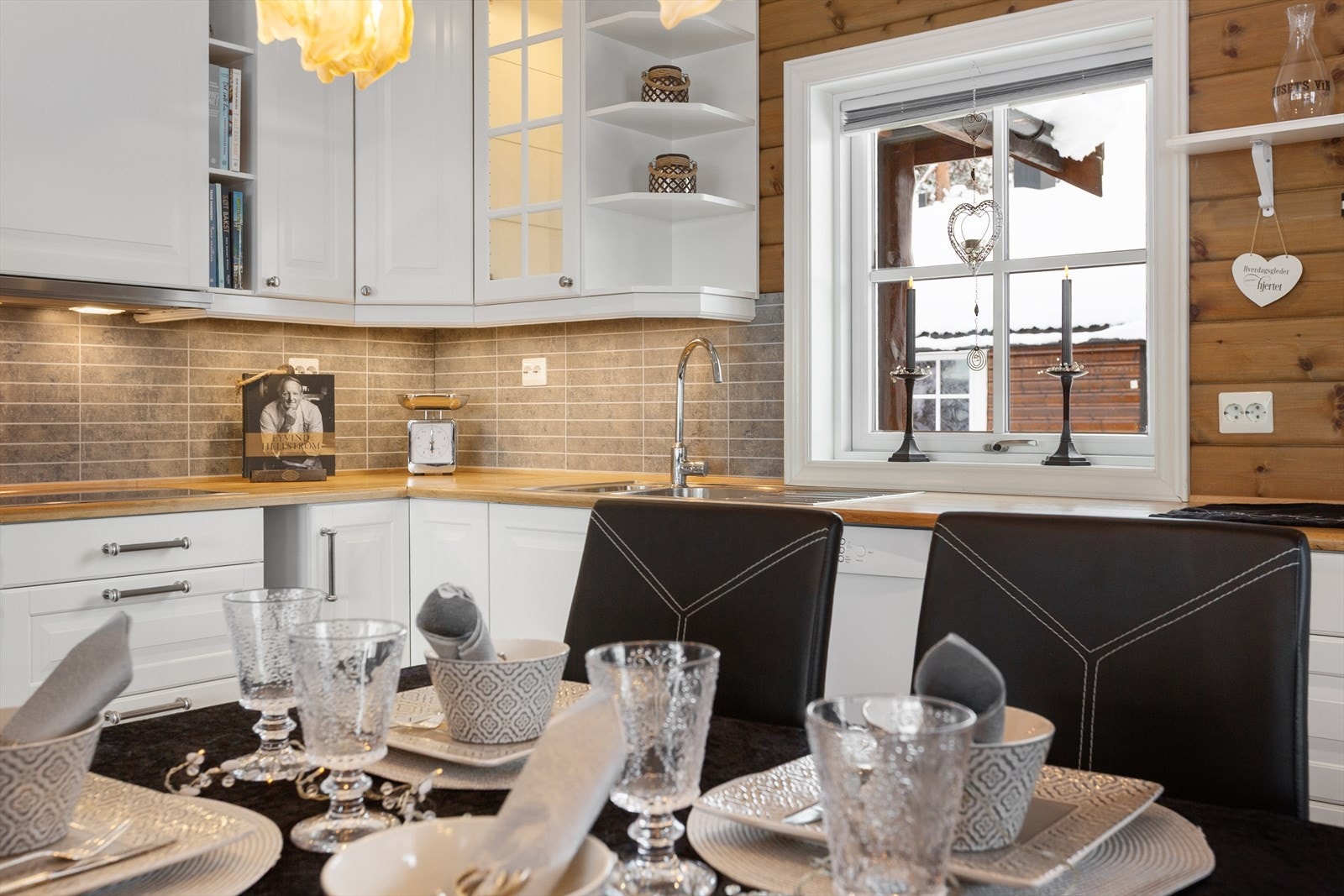 Det er godt med skapplass, blant annet med hjørnekarusell for optimal utnyttelse. Mellom benk og overskap er det praktisk flisetterligning. Galleribilde