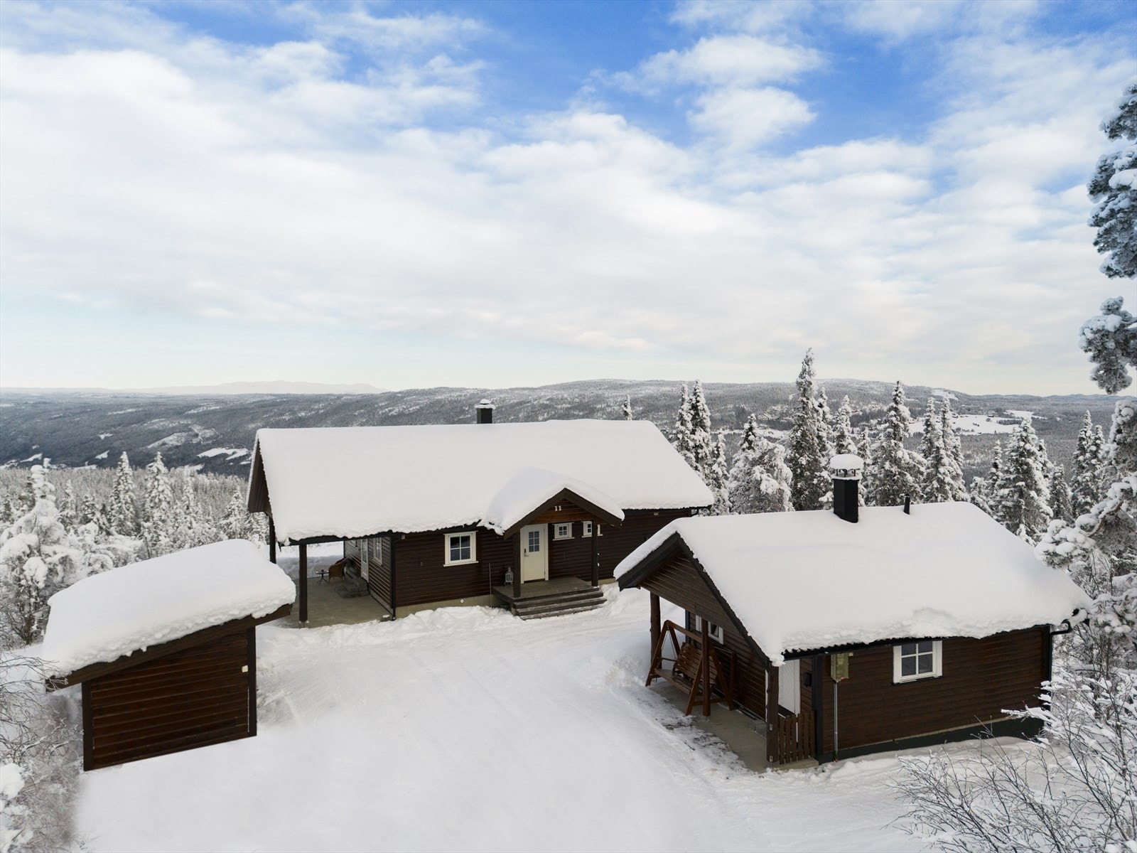 Dette stilrene hyttetunet fra 2008 ligger åpent og svært solrikt til, med nydelig utsikt utover store fjellområder. Galleribilde