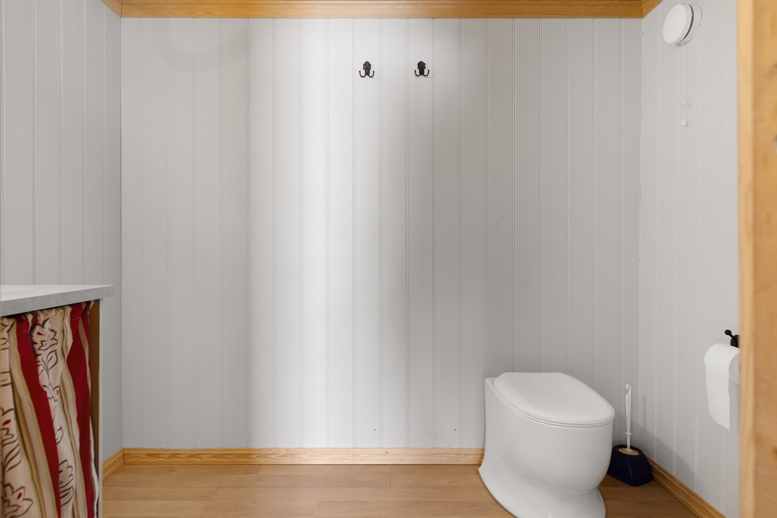 Annekset har eget toalettrom med biodo med snurredoløsning og kammer i kryprom. Det er gulvvarme i toalettrommet. Galleribilde