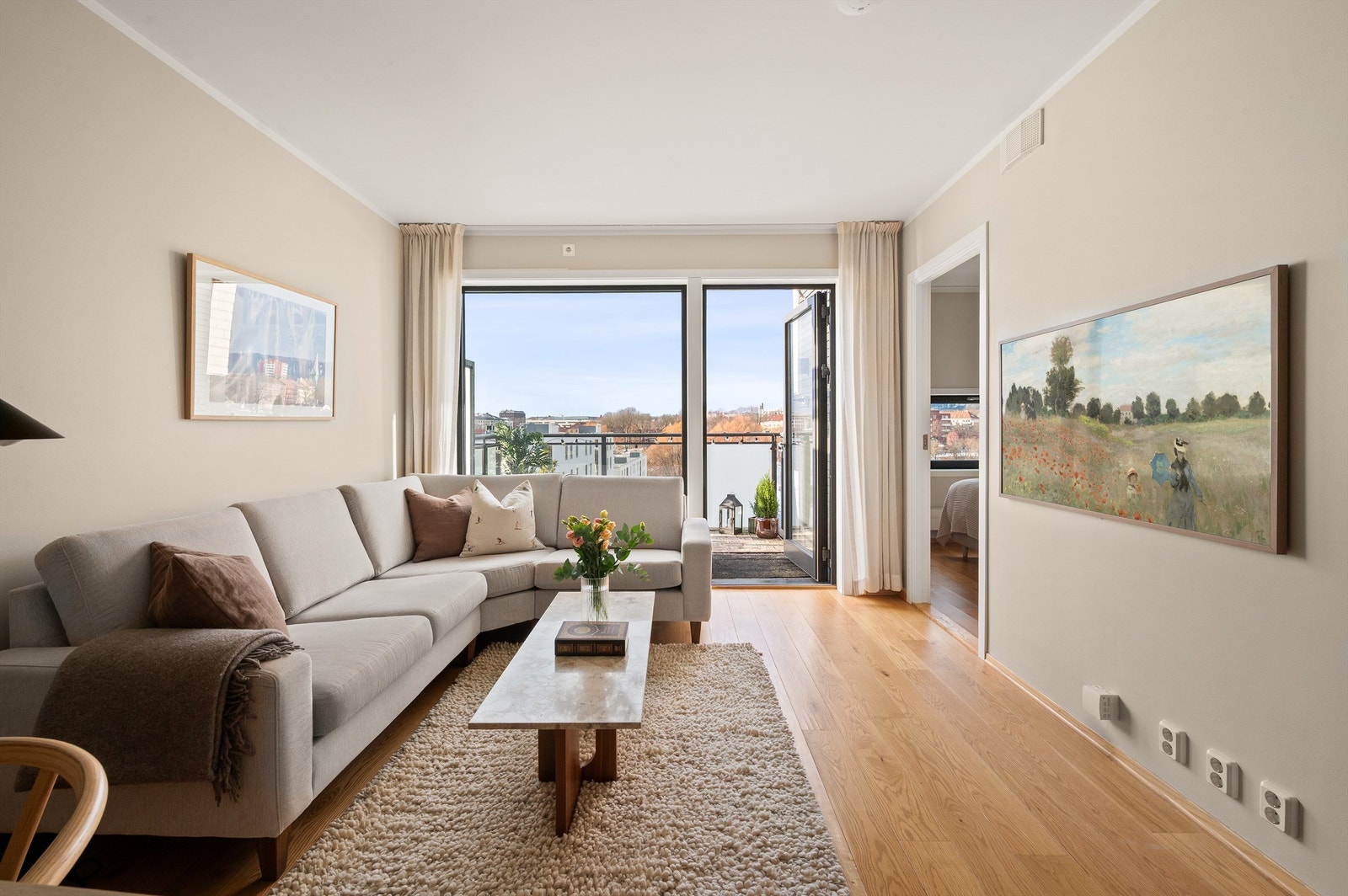 Leiligheten har en god flyt mellom oppholdsrom, soverom og uteplass. Galleribilde