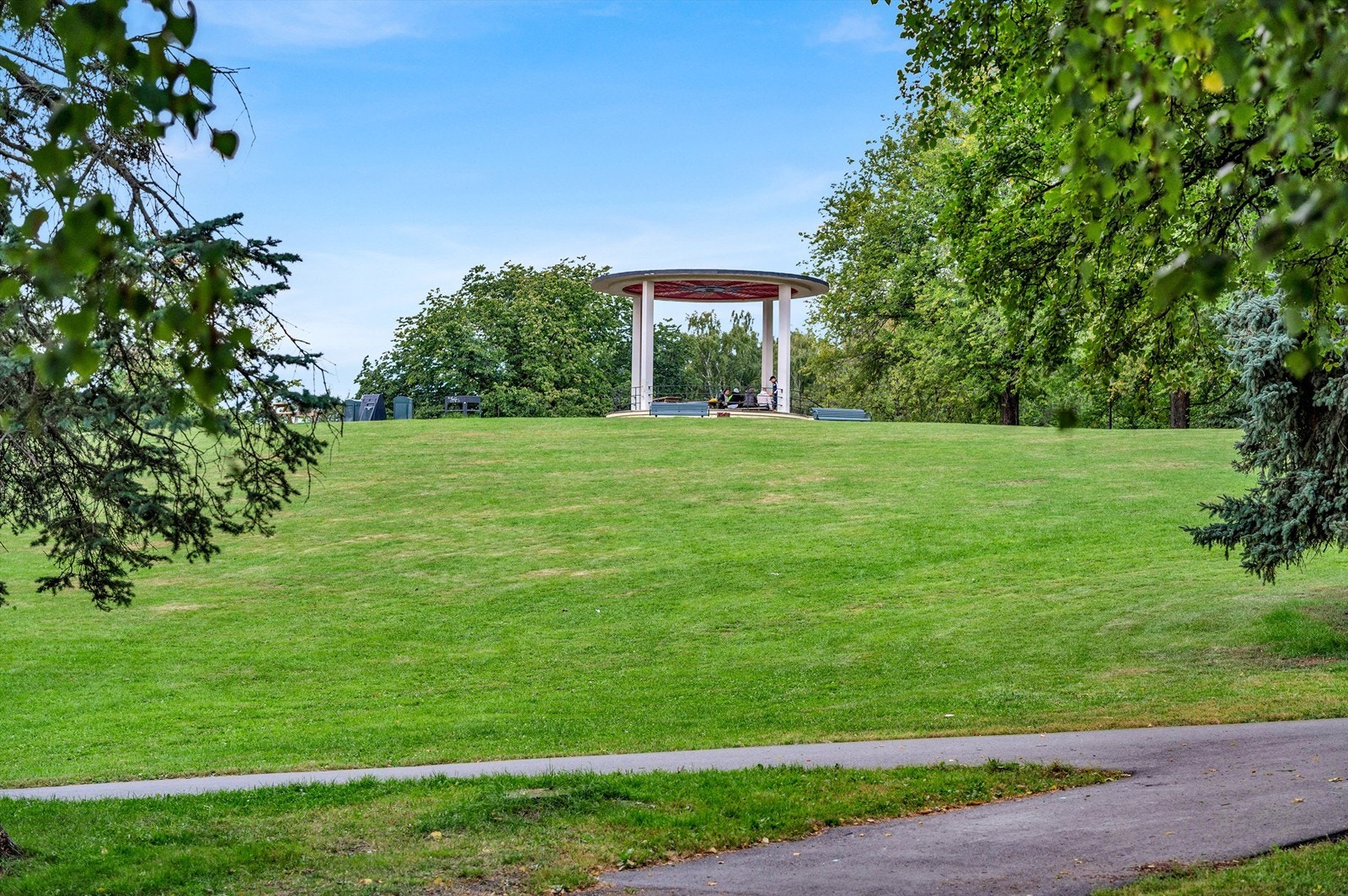 Her bor du med kort vei til flotte grøntområder med blant annet Torshovparken og Torshovdalen bare en kort gåtur unna. Galleribilde