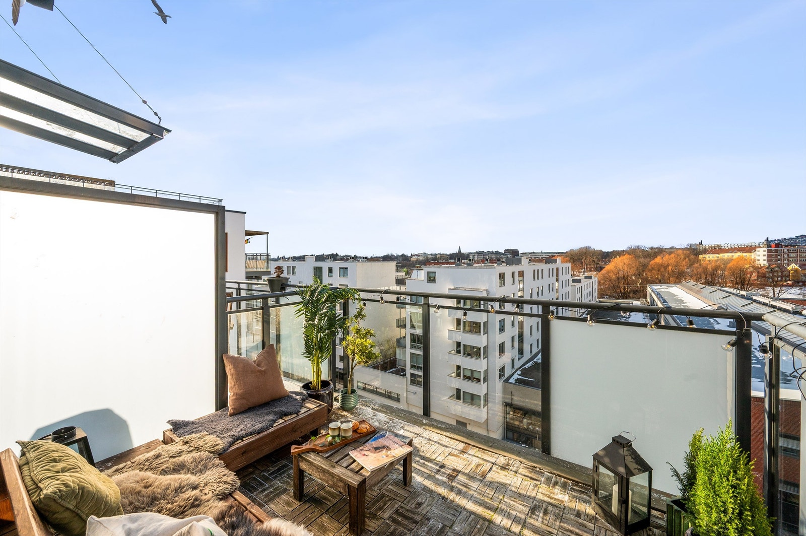 Balkongen er åpen mot himmelen uten overbygg, noe som gir en privat og luftig følelse. Galleribilde