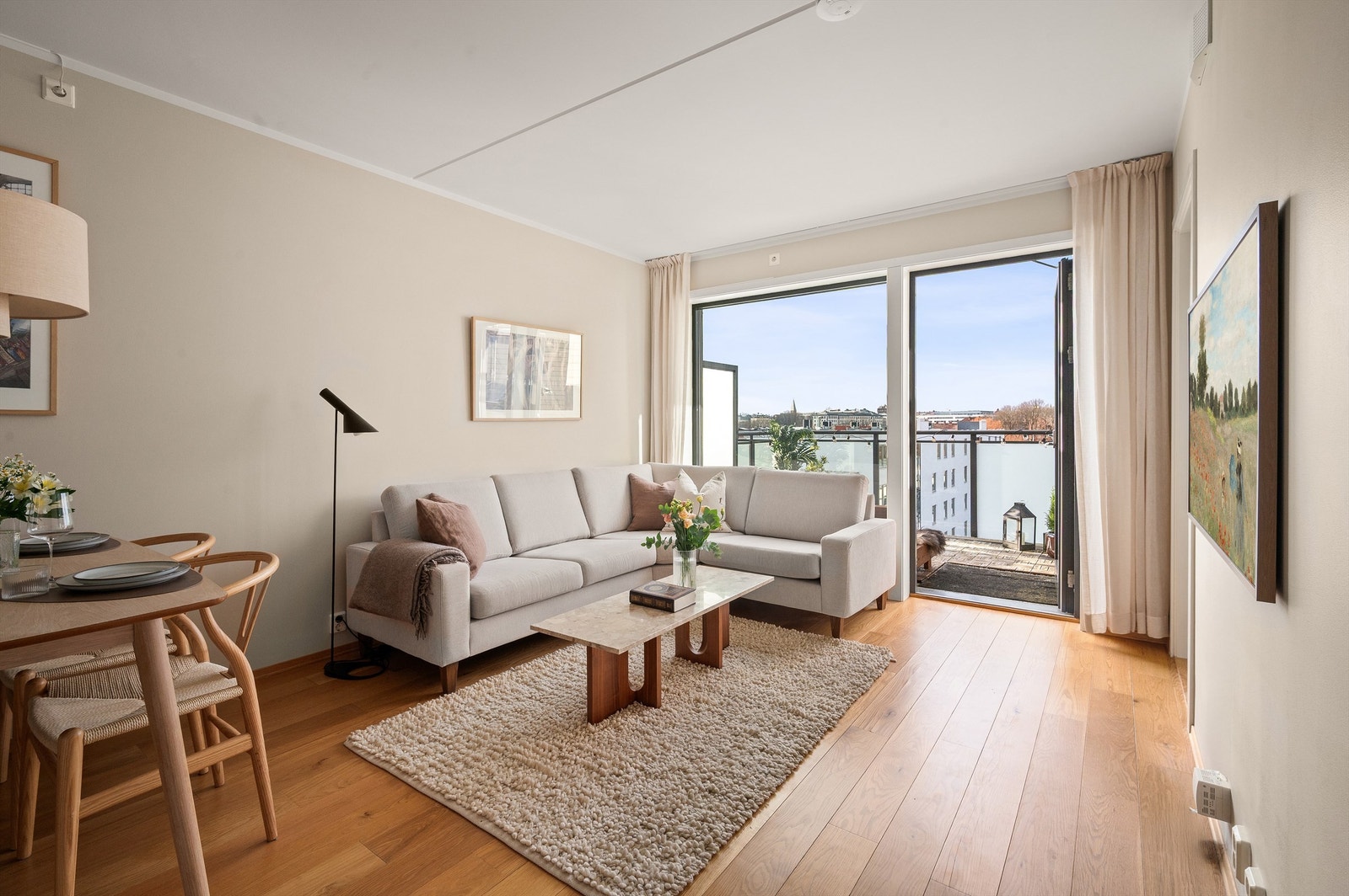 Det er god plass til en sofagruppe og tilhørende salongbord, samt annet ønskelig stuemøblement. Galleribilde