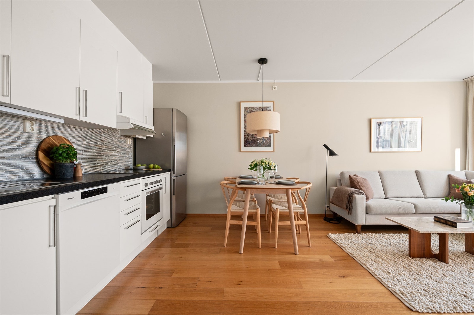 Kjøkkeninnredningen har glatte fronter, laminat benkeplate med nedfelt vask, og er utstyrt med integrert platetopp og stekeovn. Galleribilde