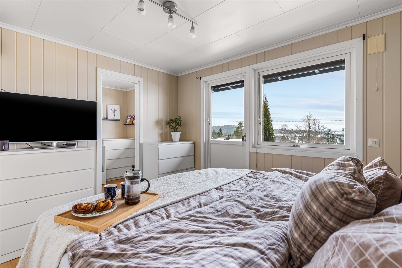 Store vindusflater gir rikelig med naturlig lys. Galleribilde