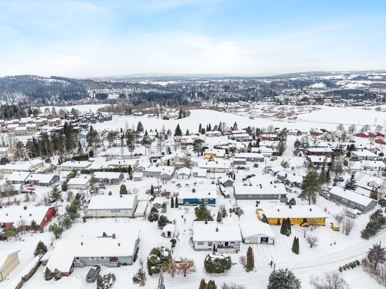 Nærmeste bussholdeplass ligger kun 5 minutter i gåavstand fra boligen, og tar deg videre til Eidsvoll sentrum. Galleribilde