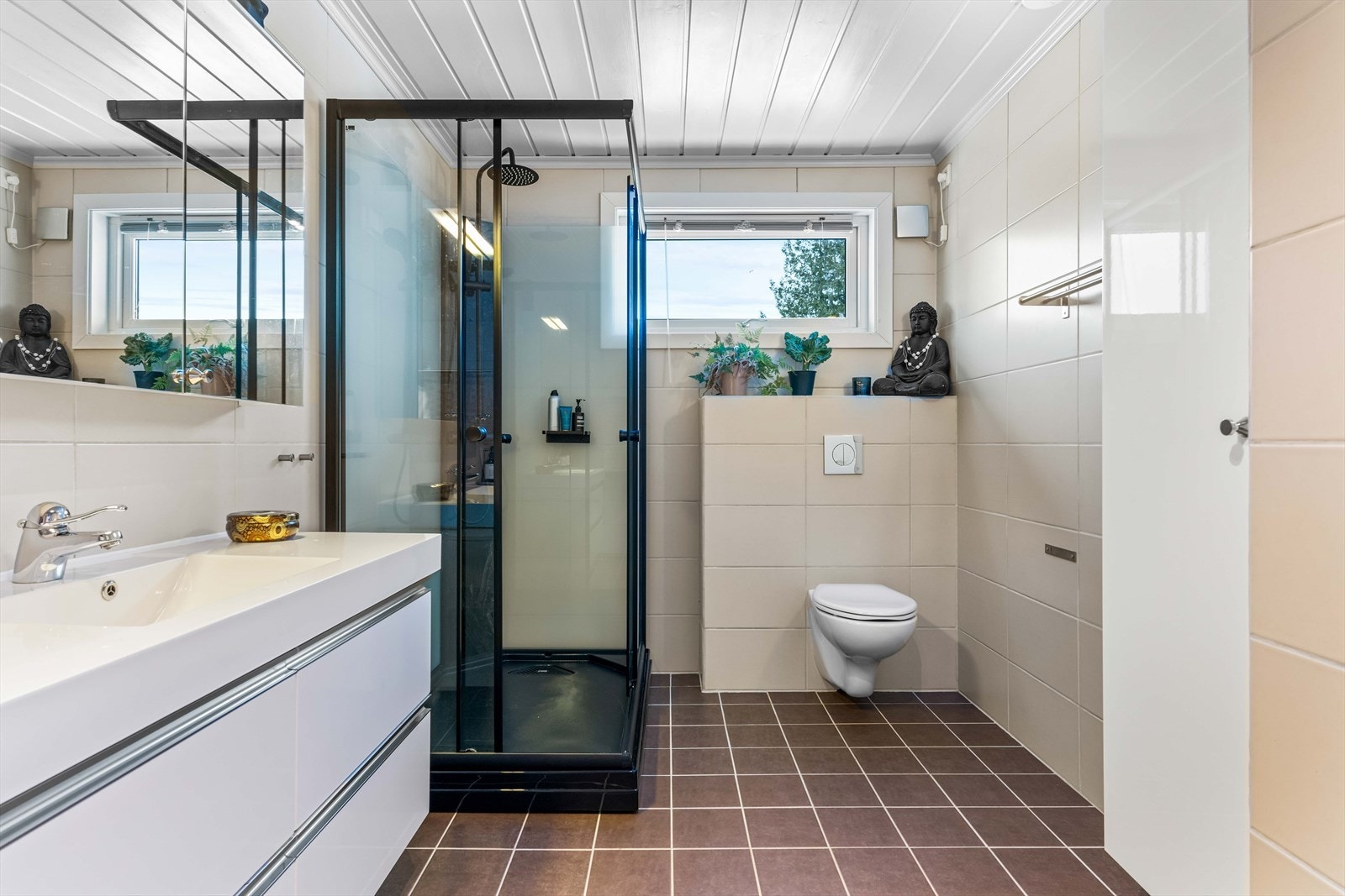 Innredningen består av servant, dusjkabinett, vegghengt toalett og speilskap. Galleribilde